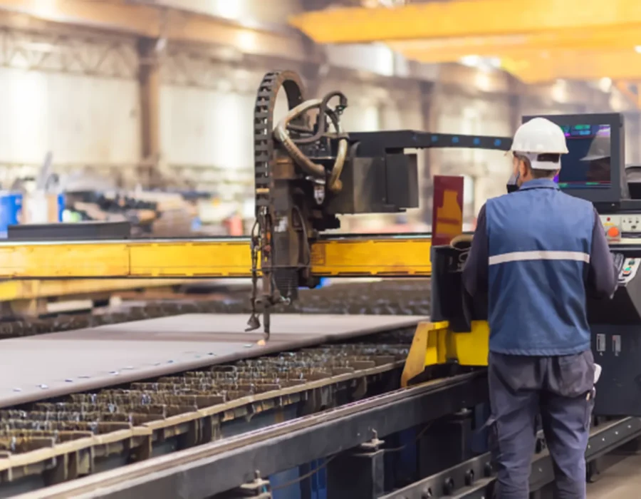 trabajador-de-acero-en-la-máquina-cortadora-de-plasma-cnc_waifu2x_art_noise2